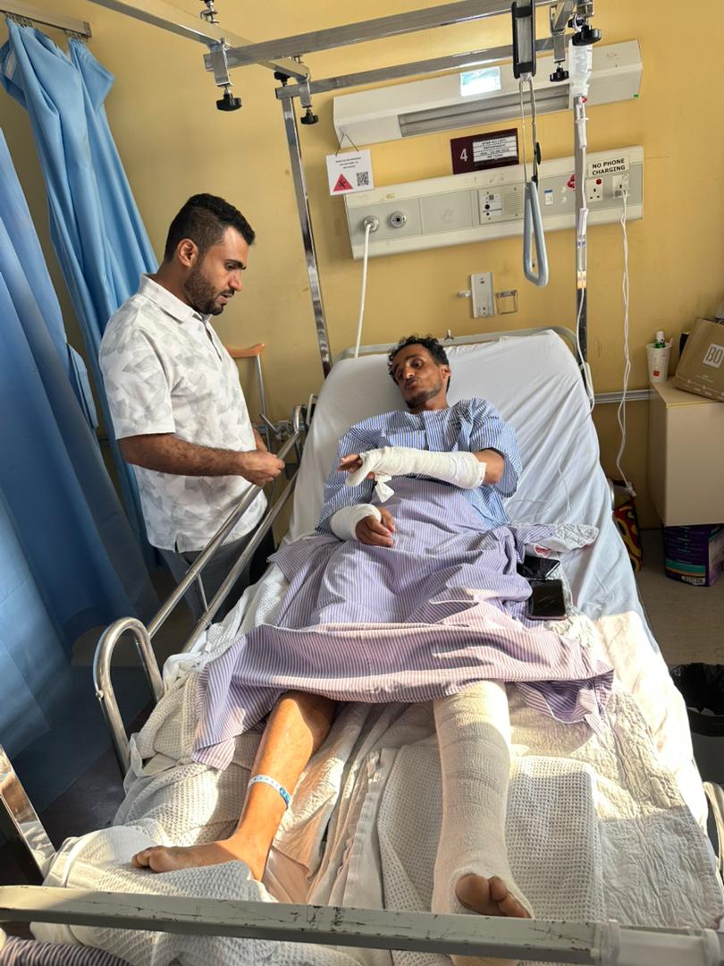 Ayoub di katil hospital di wad ortopedik, bersama wakil Altawasul Alinsani Malaysia yang melawat untuk memantau keadaannya