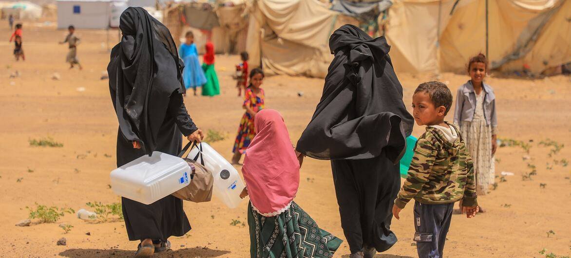 Collecting water in a displacement site. Safe drinking water is one of the most urgent needs in the areas receiving the displaced.